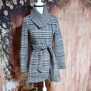 Jessica Simpson Black and White Houndstooth Pattern